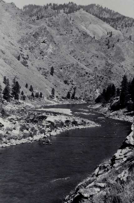 Cable car crossing on the Salmon River