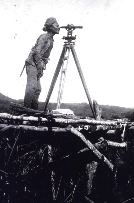 Yakan Moro cargadore curious about theodolite