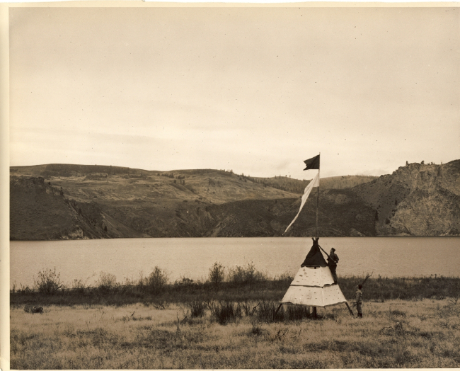 Hydrographic signal on the shores of the reservoir of Grand Coulee Dam