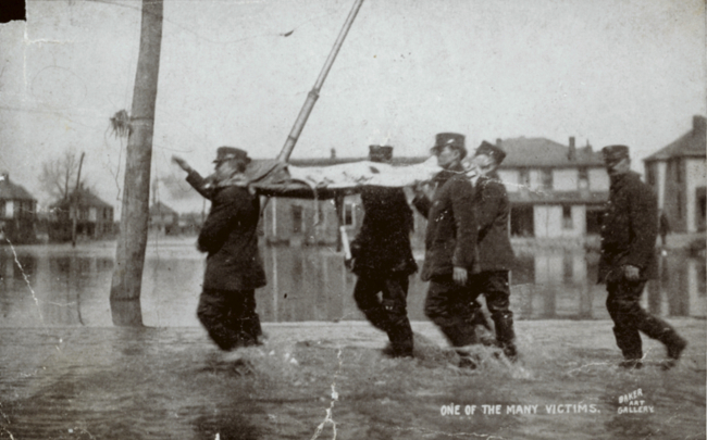 Police carrying a victim of the 1913 flooding