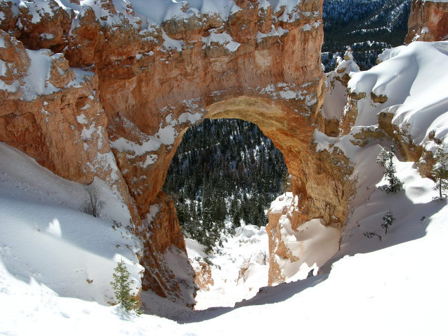 Snow and a red rock arch at Bryce Canyon National Park